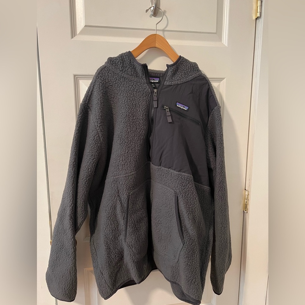 Patagonia Hooded Fleece in Grey